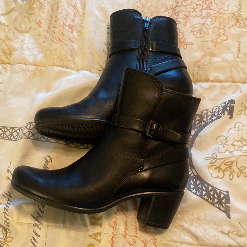 Ecco Black Ankle Boots with Chelsea Design